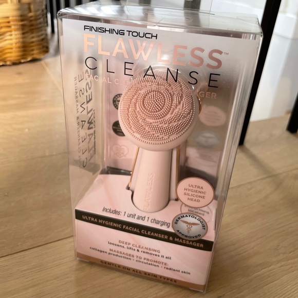 FLAWLESS Facial cleanser and massager - Picture 2 of 5